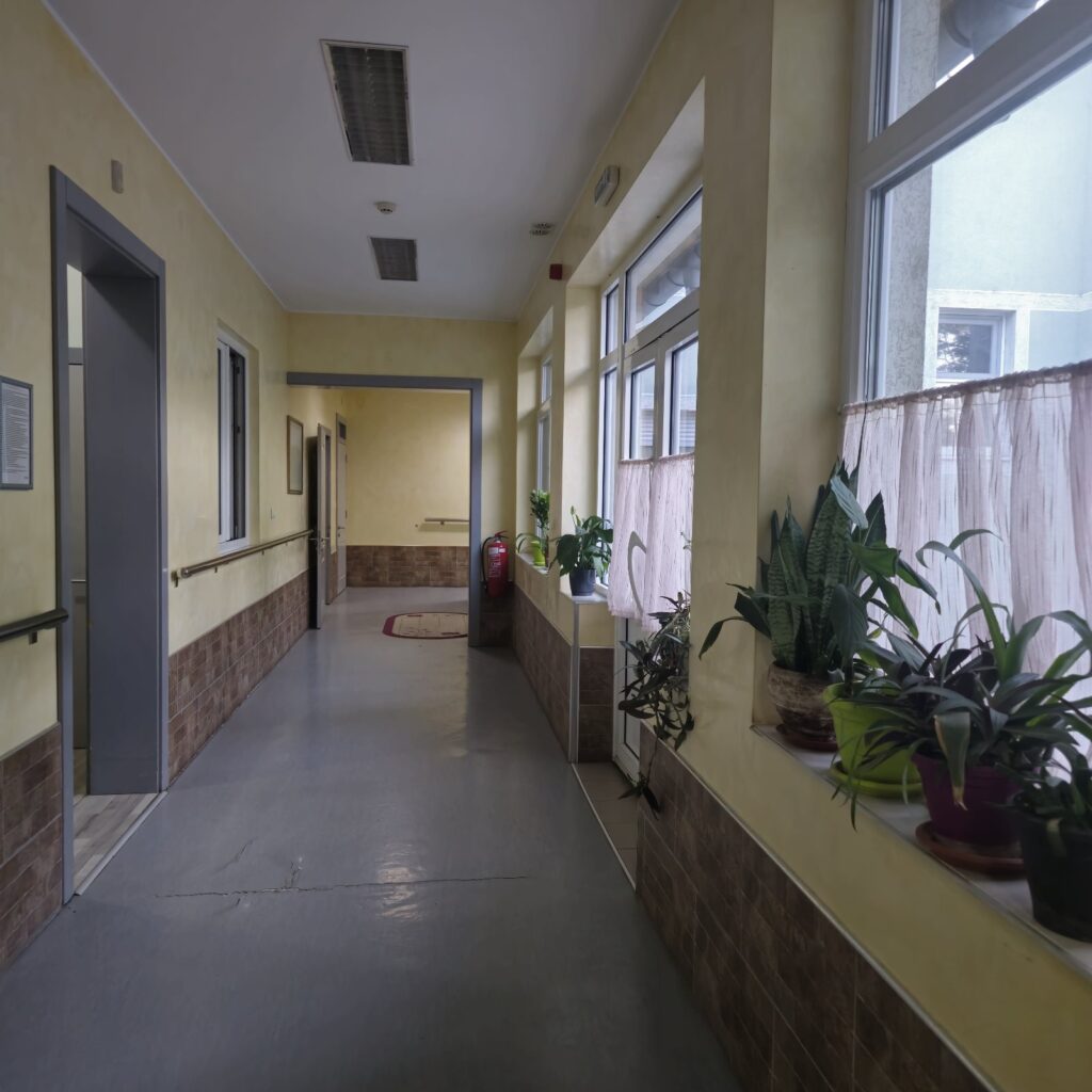 Svetao pristupačan hodnik sa rukohvatima i podom bez pragova